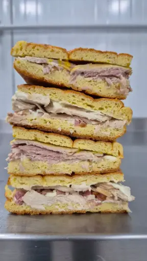 [D0038] SANDWICH DE PAN DE ALMENDRA, CERDO, QUESO Y MOSTAZA