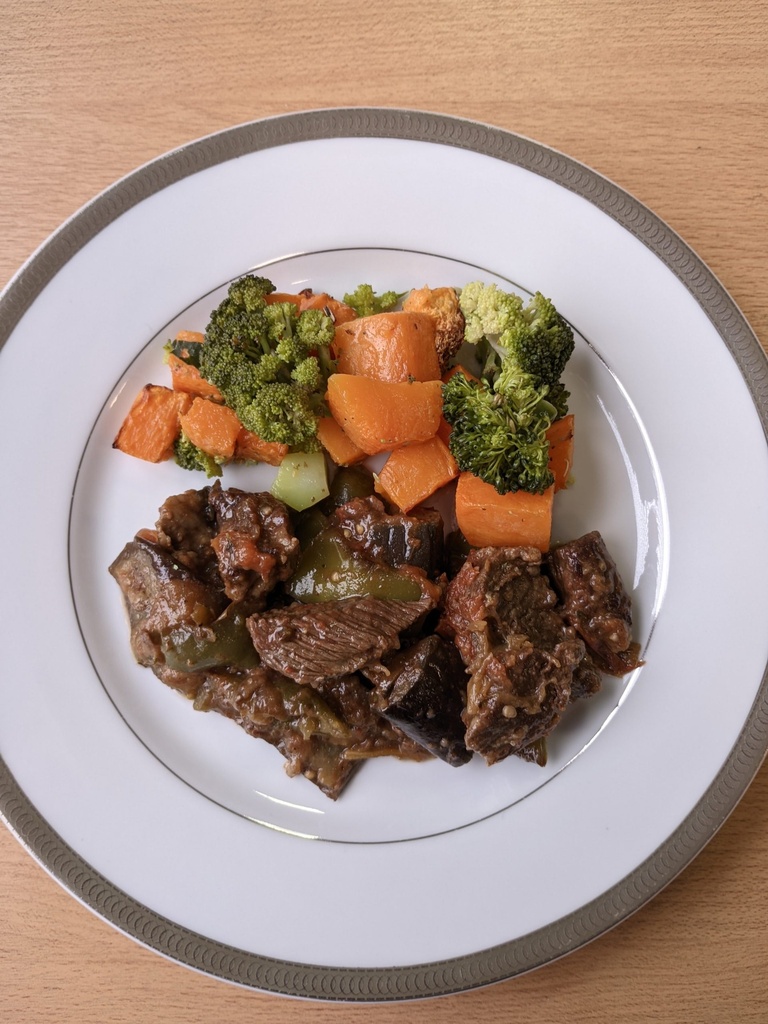 TERNERA BRASEADA CON BERENJENA CALABACIN Y BROCOLI ASADO. KETO