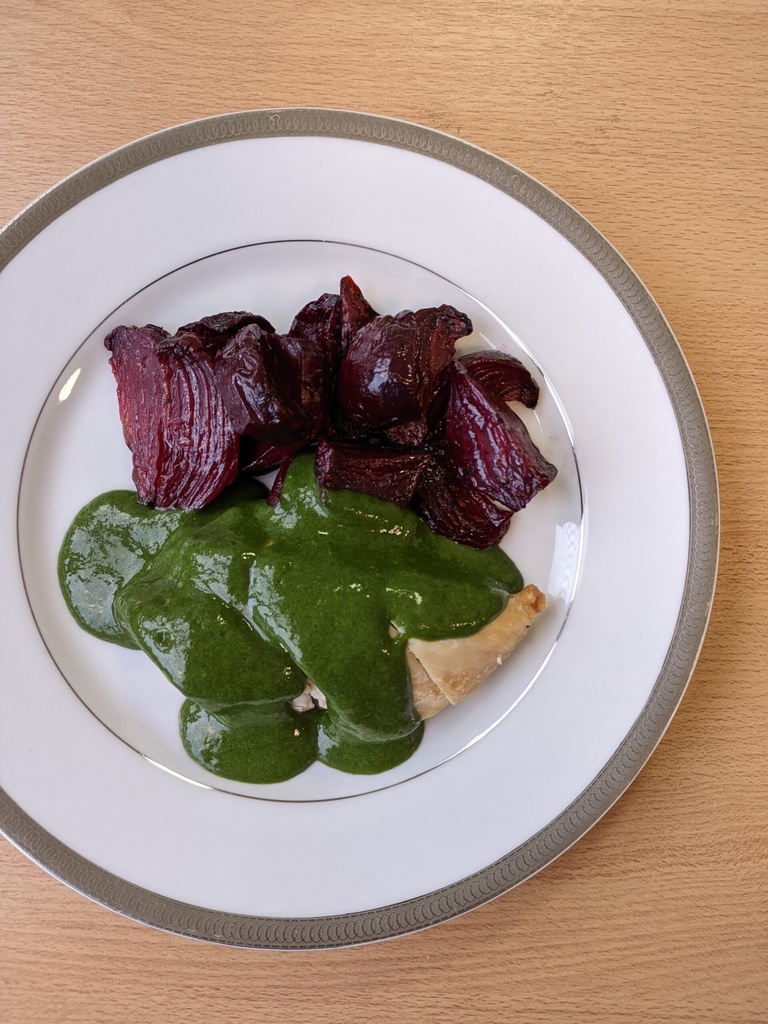 PECHUGA CON SALSA DE ESPINACA Y REMOLACHA ASADA