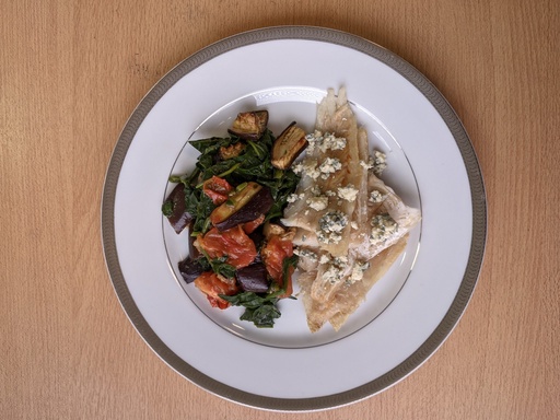 [PO006] PESCADO CON CREMA DE QUESO AZUL CON ESPINACA TOMATE Y BERENJENA SALTEADOS