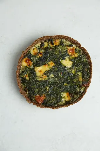 [T0005] TARTA DE ESPINACA, CEBOLLA MORADA Y HONGOS